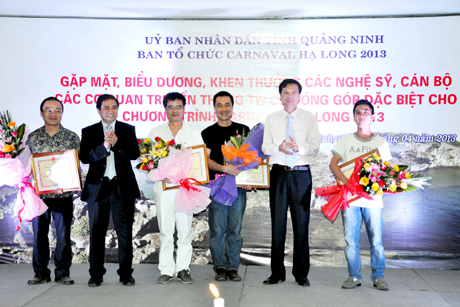 Các đồng chí lãnh đạo tỉnh trao bằng khen của UBND tỉnh cho các ca sỹ thành danh của Quảng Ninh.