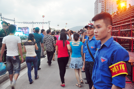 Tham gia làm nhiệm đảm bảo trật tự tại Carnaval còn có cả lực lượng thanh niên xung kích.