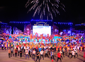 Tưng bừng đêm hội sắc màu văn hóa Carnaval Hạ Long 2013