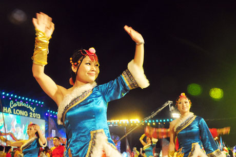 Các thiếu nữ cùng nhau toả sáng tạo nên sắc màu lung linh của Carnaval Hạ Long 2013.