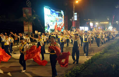 Màu sắc văn hóa biển, văn hóa công nhân mỏ là những giá trị văn hóa được thể hiện đậm nét trong chương trình.