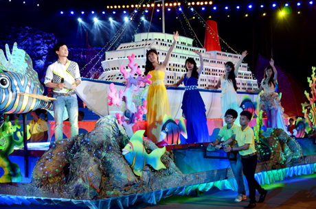 Carnaval Hạ Long 2013 thu hút đông đảo du khách đến tham dự.