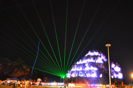 Những màn trình chiếu ánh sáng laser đầy màu sắc.