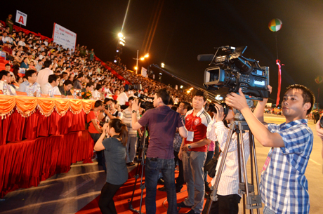 Phóng viên truyền hình điện tử, Báo Quảng Ninh tác nghiệp tại Carnaval.