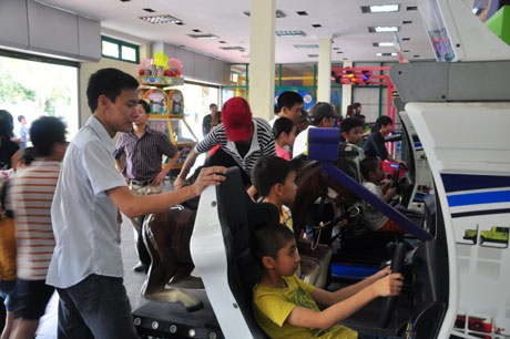 Các trò chơi trong khu du lịch Tuần Châu thu hút rất đông người tham gia.