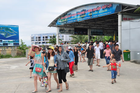 Dịp này lượng du khách qua bến phà Tuần Châu sang đảo Cát Bà (Hải Phòng) cũng rất đông.