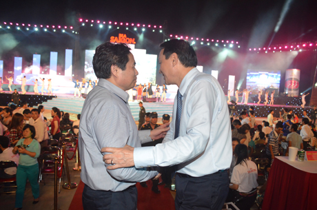Đồng chí Phạm Minh Chính chúc mừng ông Phan Đăng Tuất và tập thể công nhân viên Tổng Công ty Bia rượu NGK Sài Gòn đã có một đêm nhạc hội thành công.