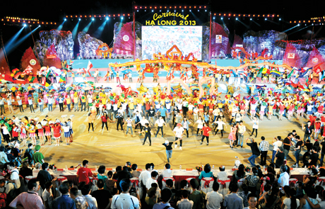 Carnaval Hạ Long 2013 được tổ chức với sự tham gia của 4.000 diễn viên, trong đó 80% là đồng bào các dân tộc tỉnh Quảng Ninh. Ảnh: ĐỖ PHƯƠNG