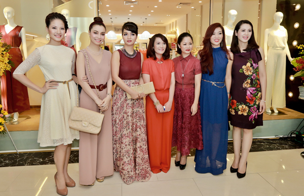 Hoa hậu Trần Thị Quỳnh, hai chị em Mai Thu Huyền và Quý bà Thu Hương khoe dáng cùng bạn bè trước ống kính.