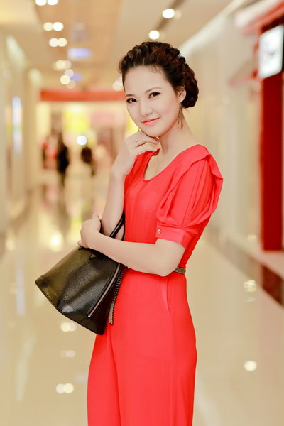 Cô cũng tranh thủ mua bộ jumpsuit rực rỡ để ủng hộ cho đàn chị Mai Thu Huyền.