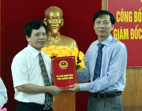 Đồng chí Chủ tịch UBND tỉnh Nguyễn Văn Đọc trao quyết định bổ nhiệm Giám đốc Sở GTVT cho đồng chí Vũ Văn Khánh.