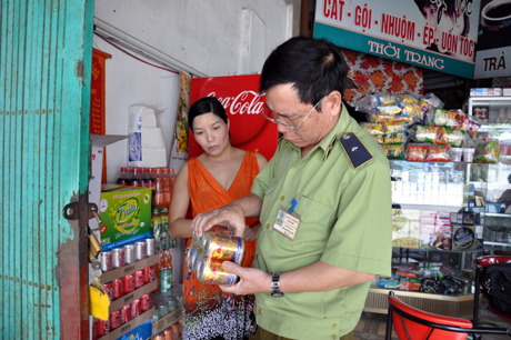Đoàn kiểm tra liên ngành VSATTP của TP Hạ Long kiểm tra việc đảm bảo VSATTP tại các cơ sở kinh doanh thực phẩm ở phường Bãi Cháy.