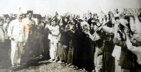 Ông Hoàng Chính (người đứng bên trái Bác Hồ) trong lần Bác về thăm tỉnh Hải Ninh (cũ) tháng 2 năm 1960. Ảnh: TƯ LIÊU