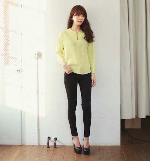 Sơmi vàng sorbet dáng rộng, phối cùng skinny jeans và giày cao gót - Đơn giản nhưng vô cùng nữ tính và bắt mắt.