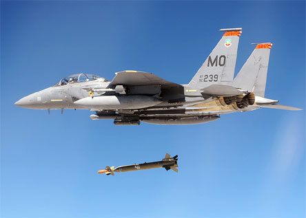 GBU-28 được thả xuống từ chiến đấu cơ F-15E Strike Eagle. Ảnh: strategypage.com