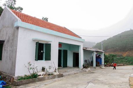 Ngôi nhà của gia đình chị Nguyễn Thị Cảnh (hiện là gia đình duy nhất sinh sống trên đảo Trần) được xây dựng khang trang nhờ sự hỗ trợ của lực lượng quân đội đóng quân trên đảo.