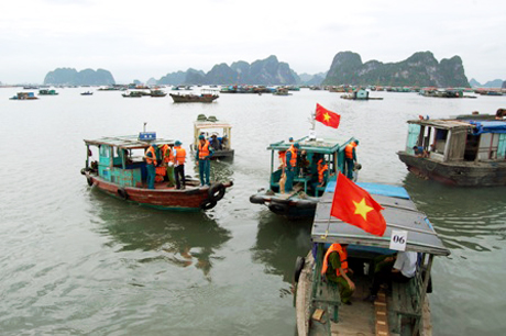 Lực lượng chức năng TP Cẩm Phả diễn tập cứu nạn ngư dân trong mùa mưa bão.