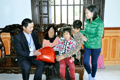 Cán bộ phòng LĐ-TB&XH huyện Đông Triều tặng quà Tết cho cụ Nguyễn Thị Nhỡ, mẹ liệt sĩ, thôn Xuân Viên 4, xã Xuân Sơn.