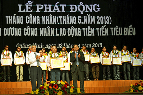 Đồng chí Phạm Minh Chính, Uỷ viên T.Ư Đảng, Bí thư Tỉnh uỷ và ông Trần Xuân Hoà, Chủ tịch HĐTV Vinacomin trao tặng bằng khen của UBND tỉnh và hoa cho công nhân tiêu biểu.