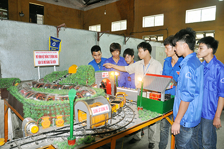 Thực hành môn tự động hoá ở Phân xưởng Cơ điện Phân hiệu Cẩm Phả, Trường CĐ Nghề mỏ Hồng Cẩm.