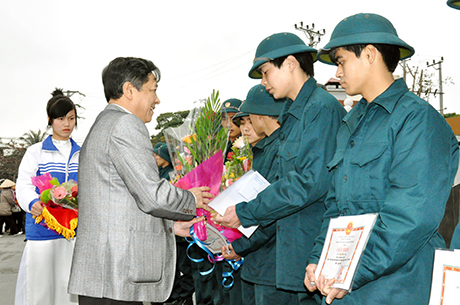 Lãnh đạo TP Uông Bí khen thưởng quân nhân tình nguyện nhập ngũ ngay tại lễ giao nhận quân.