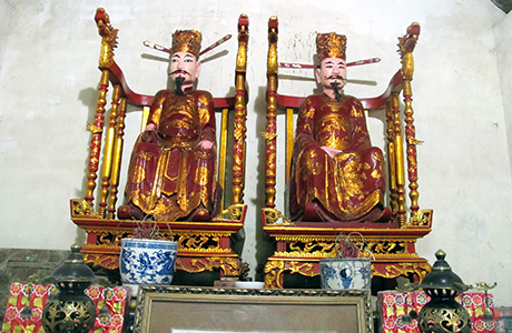Hai pho tượng Trần Hưng Đạo và Phạm Tử Nghi hiện đặt ngang nhau ở trong đình (ảnh nhỏ) và đình Quỳnh Biểu (ảnh lớn).