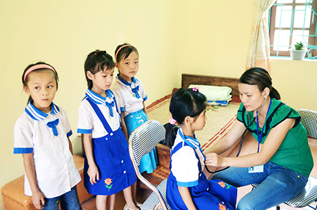 Cán bộ y tế Trường Tiểu học Hải Lạng (Tiên Yên) khám sức khoẻ cho học sinh.