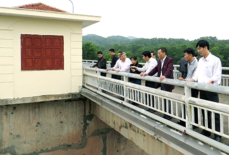 Đoàn ĐBQH giám sát tại công trình Hồ chứa nước Đầm Hà Động (Đầm Hà).