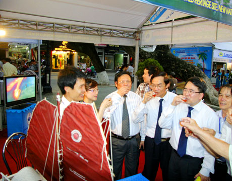Du khách, đại biểu tham quan gian hàng, thưởng thức đặc sản của Quảng Ninh