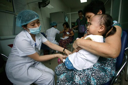 Tiêm cho trẻ tại phòng tiêm chủng 70 Nguyễn Chí Thanh (Hà Nội) ngày 13.5. Ảnh: Kỳ Anh