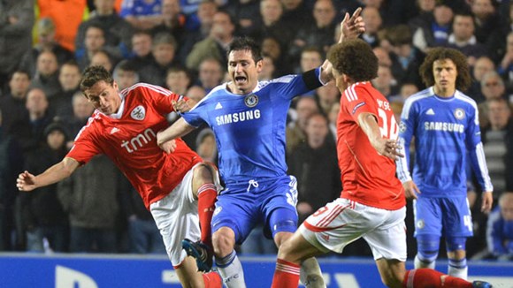 Benfica (bìa phải) khó có thể ngăn Chelsea đi vào lịch sử với 2 cúp châu Âu trong 2 năm liên tiếp