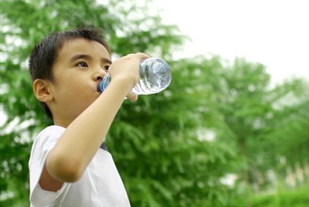 Khi trẻ khát phải uống nhiều nước. (Ảnh minh họa)
