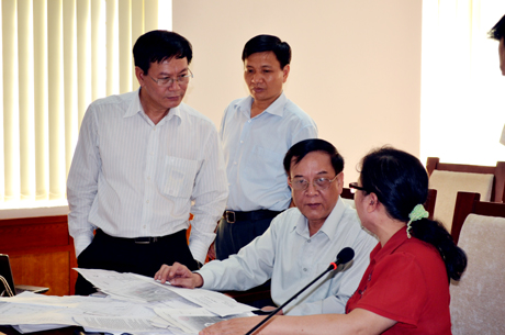 Đồng chí Đỗ Thông, Phó Chủ tịch Thường trực UBND tỉnh nghe ý kiến trình bày của công dân.