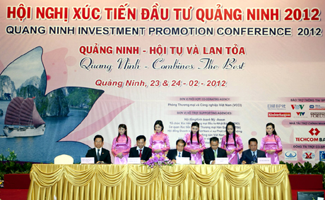 Đồng chí Nguyễn Văn Đọc, Chủ tịch UBND tỉnh, ký kết bản ghi nhớ thoả thuận hợp tác với các đối tác tại Hội nghị Xúc tiến đầu tư của tỉnh tổ chức vào tháng 2-2012. Ảnh: Khánh Giang