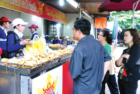  Tourists are buying squid ball at Thoan squid ball store.( in Ha Long I Market, Ha Long city)