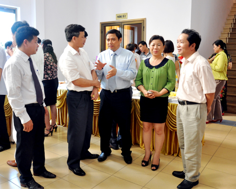 Đồng chí Phạm Minh Chính, Ủy viên T.Ư Đảng, Bí thư Tỉnh ủy trò chuyện với các đại biểu dự hội nghị