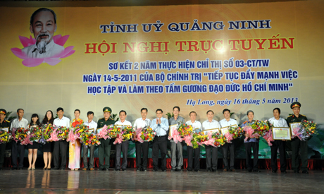 Đồng chí Phạm Minh Chính, Ủy viên T.Ư Đảng, Bí thư Tỉnh ủy trao bằng khen của UBND tỉnh cho những tập thể có thành tích xuất sắc.