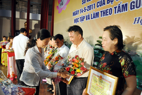 Đồng chí Đỗ Thị Hoàng, Phó Bí thư Thường trực Tỉnh ủy tặng hoa cho những cá nhân có thành tích xuất sắc.