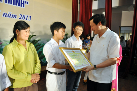 Đồng chí Nguyễn Đức Long, Phó Bí thư Tỉnh ủy, Chủ tịch HĐND tỉnh trao bằng khen của UBND tỉnh cho những cá nhân thể có thành tích xuất sắc.