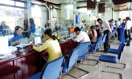Tại Vietinbank chi nhánh Quảng Ninh nhiều hồ sơ vay cũ và mới của khách hàng đã điều chỉnh lãi suất ở mức 9-11%. Ảnh: HỒNG NHUNG