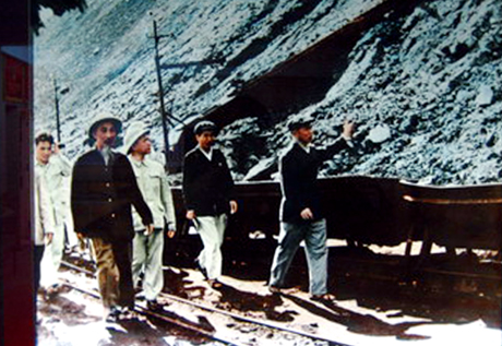 Bác Hồ thăm Công trường than Đèo Nai ngày 30-3-1959. Ảnh: Tư liệu