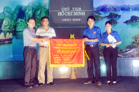 Đồng chí Nguyễn Tiến Mạnh, Tổng biên tập Báo Quảng Ninh trao cờ luân lưu
