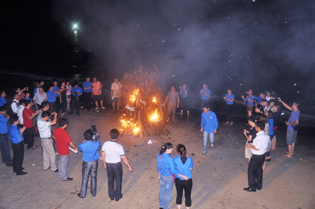 Đoàn viên thanh niên tham gia giao lưu lửa trại bên bờ biển Cô Tô.