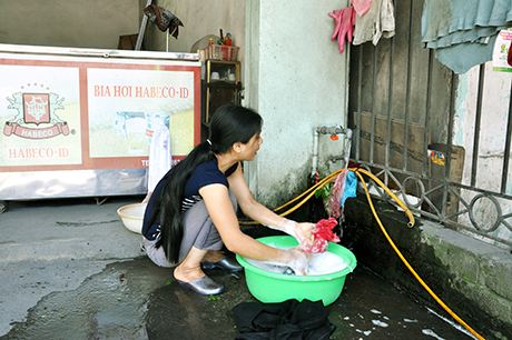 Chị Nguyễn Thị Huế, tổ 9, khu Trần Hưng Đạo, phường Cẩm Thạch, TP Cẩm Phả đã yên tâm về chất lượng nước sinh hoạt.