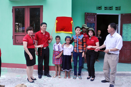 Lãnh đạo Báo Quảng Ninh cùng đại diện Công ty TNHH Bảo hiểm Nhân thọ Prudential trao nhà nhân ái cho gia đình chị Nguyễn Thị Minh.