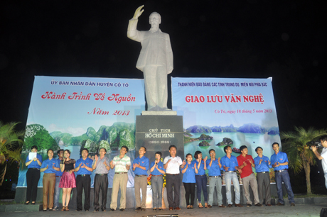 Cùng hát vang các ca khúc ca ngợi Đảng, Đất nước, Chủ tịch Hồ Chí Minh.