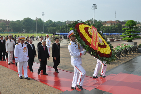Các đồng chí lãnh đạo Đảng Nhà nước cùng các ĐBQH vào Lăng viếng Chủ tịch Hồ Chí Minh trước khi bước vào khai mạc kỳ họp lần thứ 5.