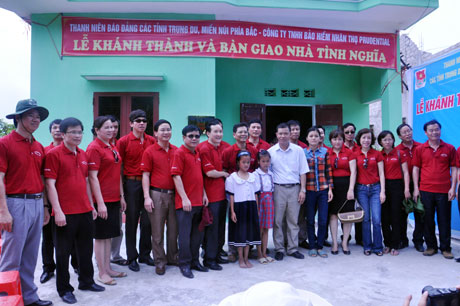 Đại diện các Báo tham gia ủng hộ xây nhà nhân ái cho gia đình chị Nguyễn Thị Minh chụp ảnh lưu niệm.