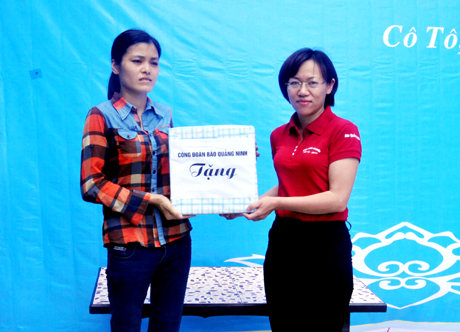 Đồng chí Lê Ngọc Hân, Phó Tổng biên tập Báo Quảng Ninh, Chủ tịch Công đoàn Báo Quảng Ninh trao quà cho gia đình chị Nguyễn Thị Minh.