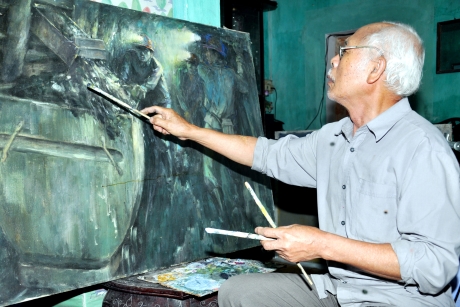 Mặc dù ở tuổi 82 song họa sĩ Nguyễn Hoàng vẫn say sưa bên những bức tranh về vùng mỏ Quảng Ninh.